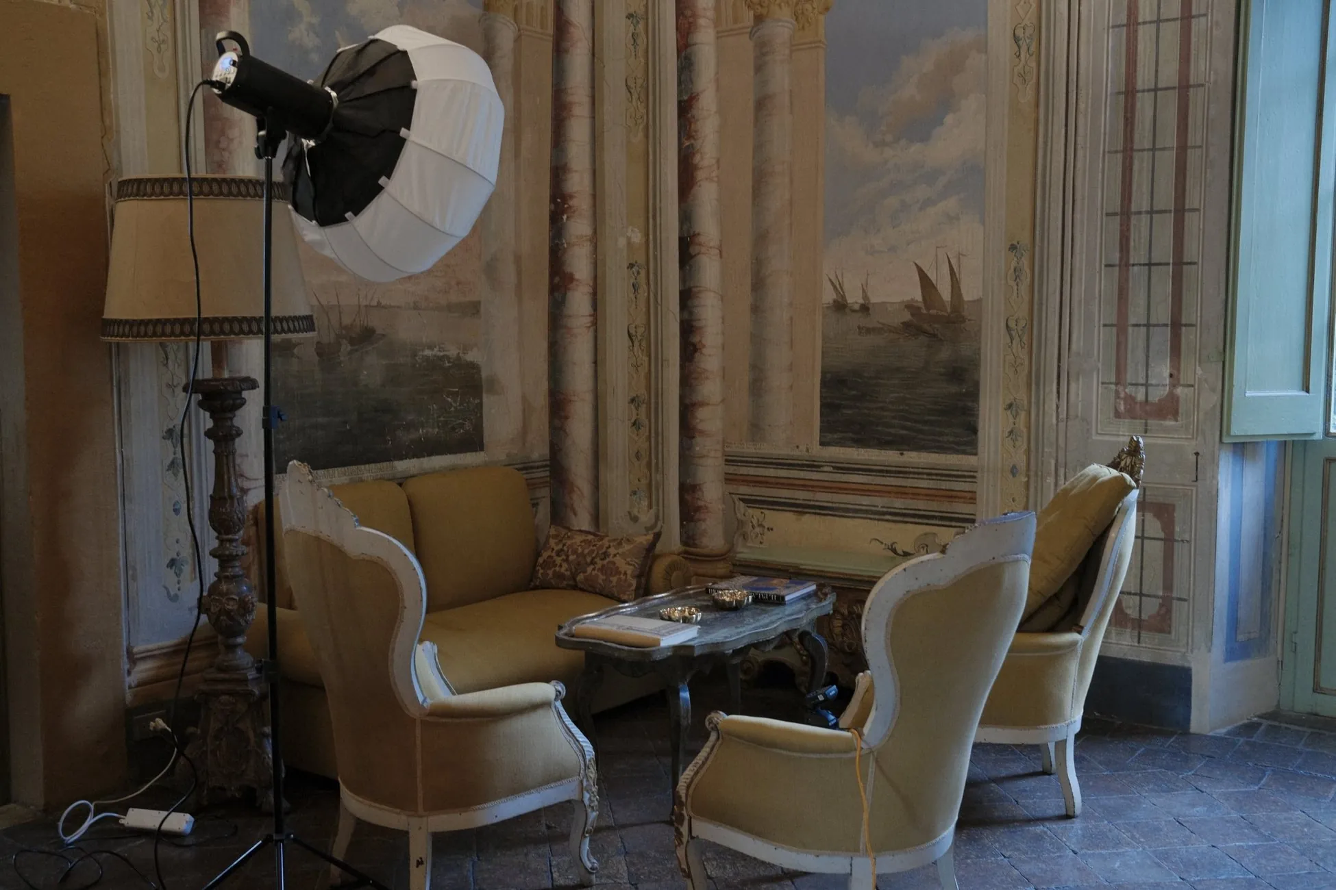 Un set fotografico allestito in una sala affrescata del piano nobile