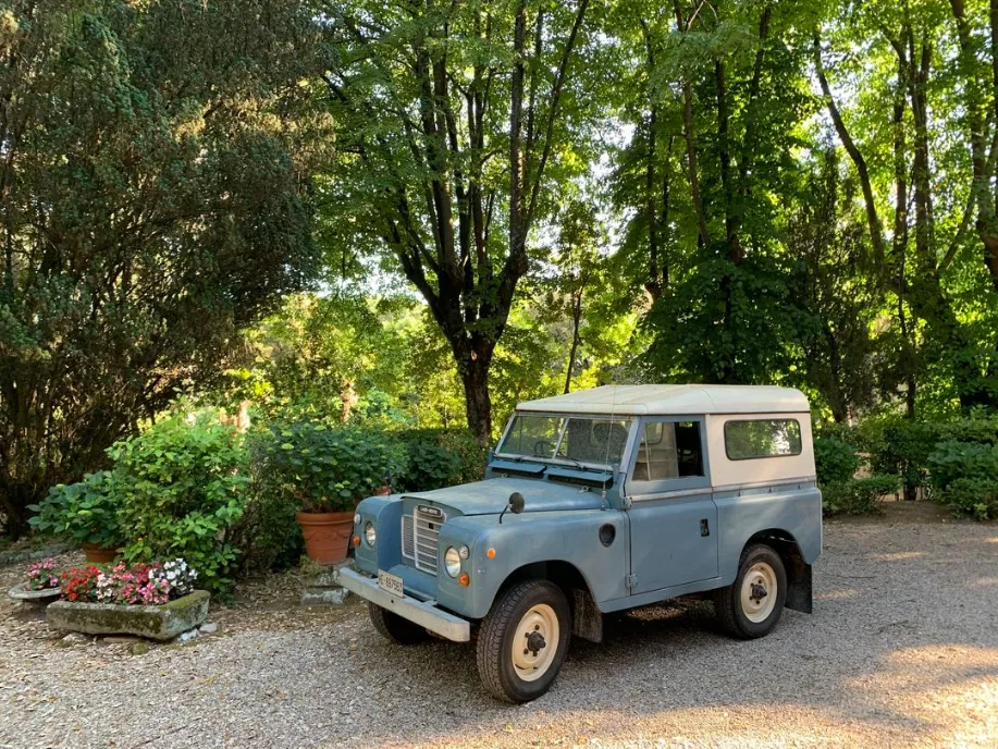 Auto d'epoca nel giardino della Villa