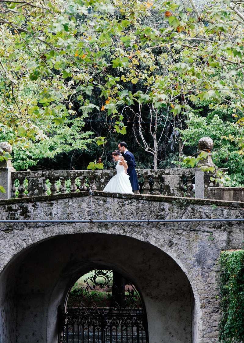 Sposi camminano sopra il ponte della villa durante il matrimonio